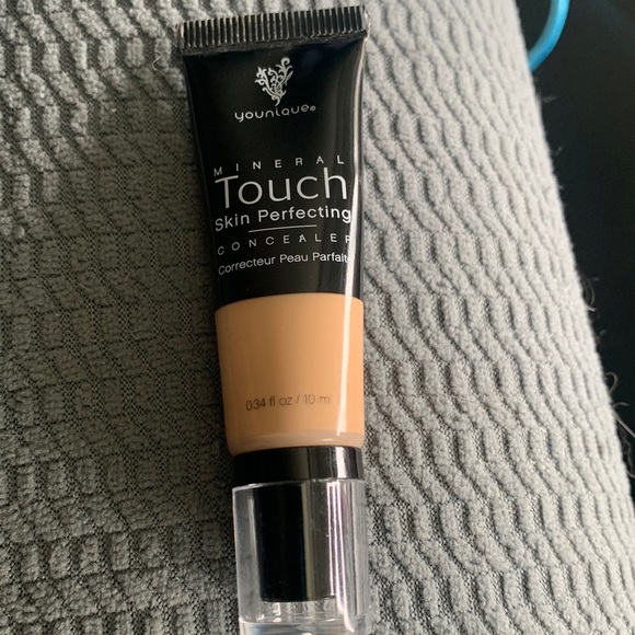 Younique Concealer (velour) - Picture 1 of 2